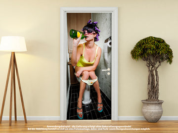 Türtapete TOILETTE FRAU TRINKT VODKA selbstklebend