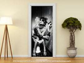 Türtapete TOILETTE FRAU RAUCHT S/W selbstklebend