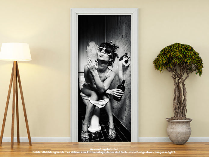 Türtapete TOILETTE FRAU RAUCHT S/W selbstklebend